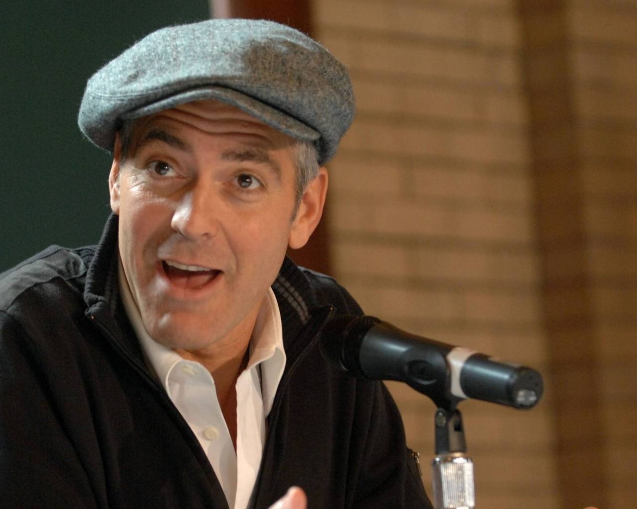 George Clooney Hat for 1280 x 1024 resolution