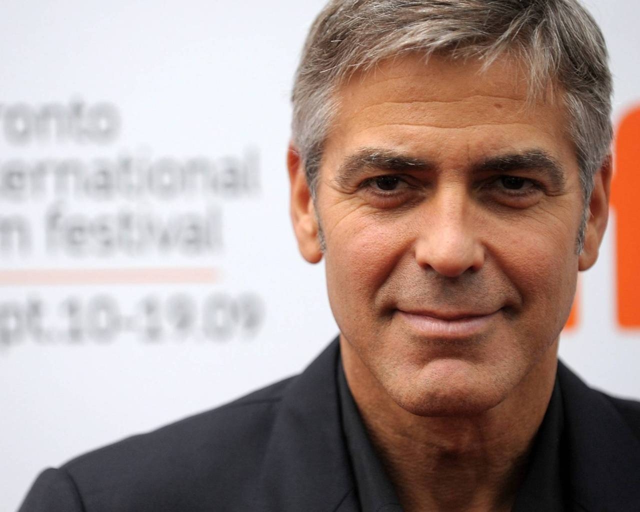 George Clooney Smile for 1280 x 1024 resolution
