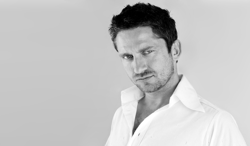 Gerard Butler Black and White for 1024 x 600 widescreen resolution