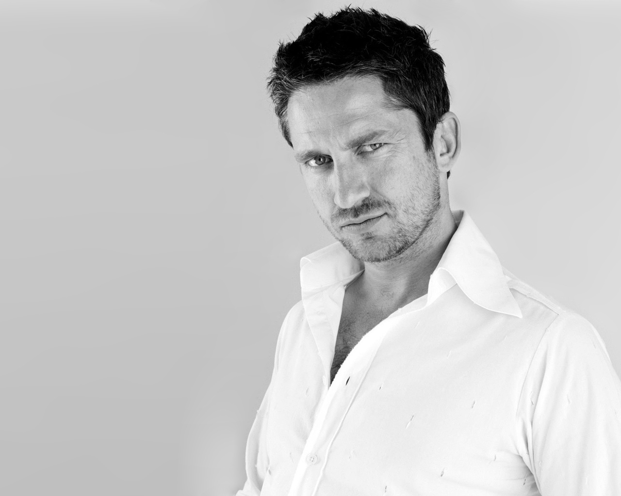 Gerard Butler Black and White for 1280 x 1024 resolution