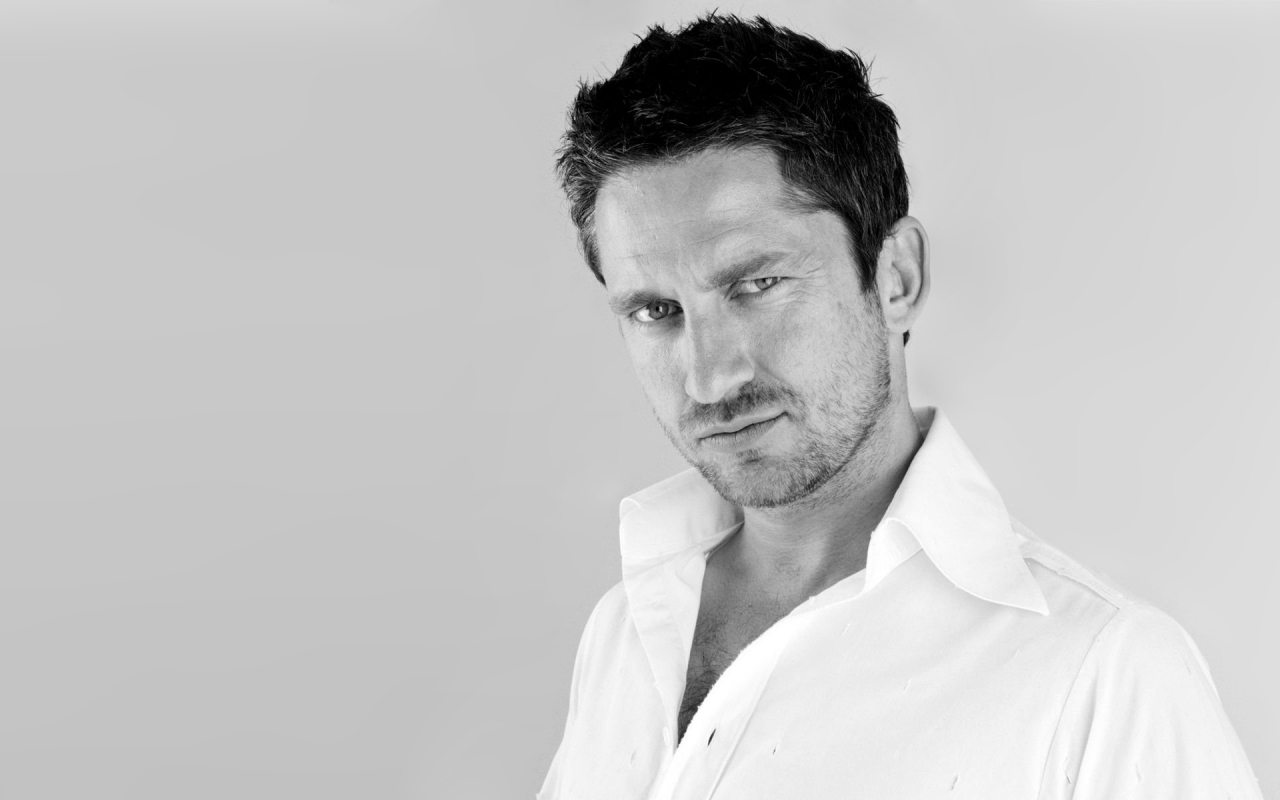 Gerard Butler Black and White for 1280 x 800 widescreen resolution