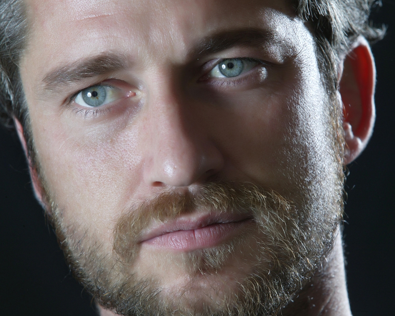 Gerard Butler Close Up for 1280 x 1024 resolution