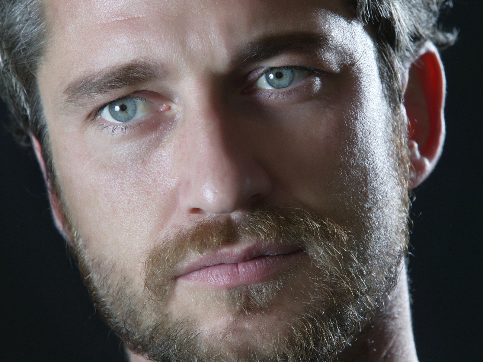 Gerard Butler Close Up for 1600 x 1200 resolution