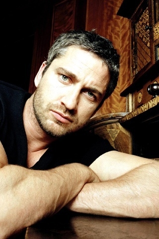 Gerard Butler Look for 320 x 480 iPhone resolution