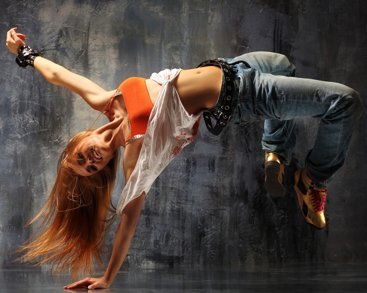 Girl Breakdancing for 1280 x 1024 resolution