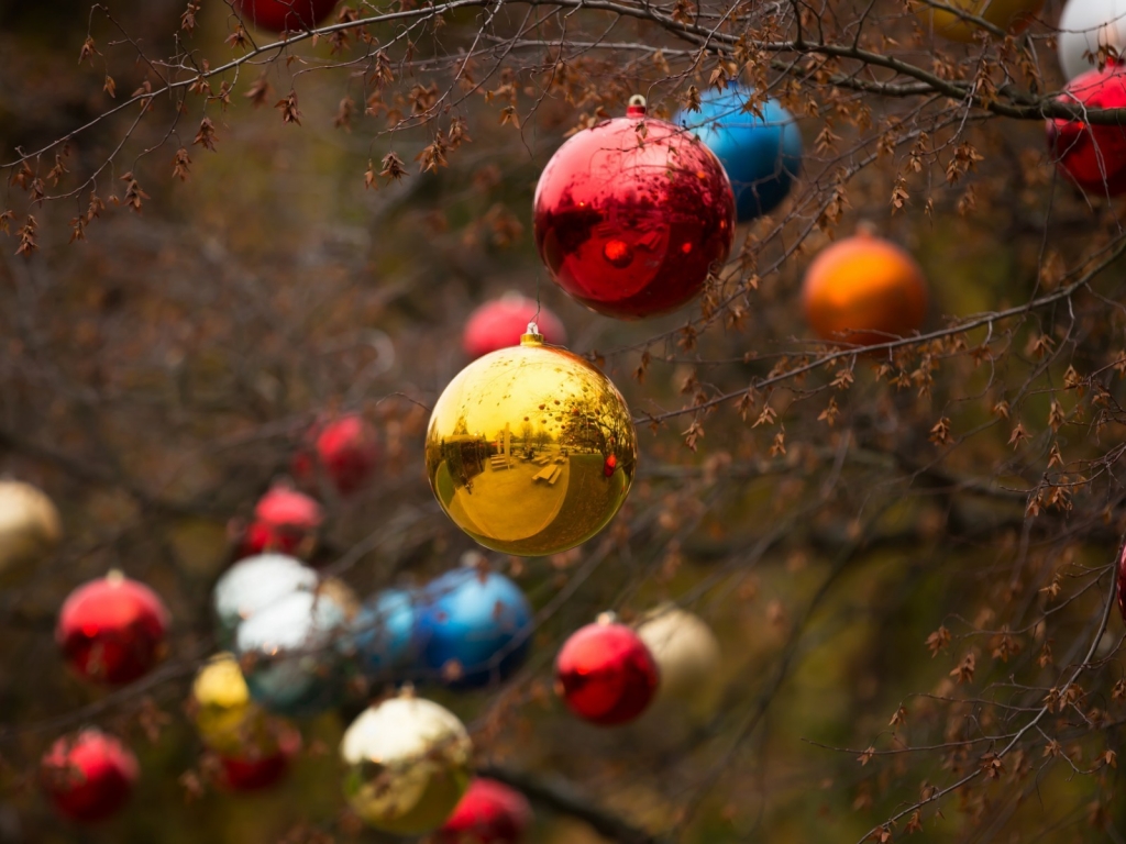 Globes on the Tree for 1024 x 768 resolution