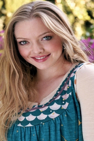 Gorgeous Amanda Seyfried for 320 x 480 iPhone resolution