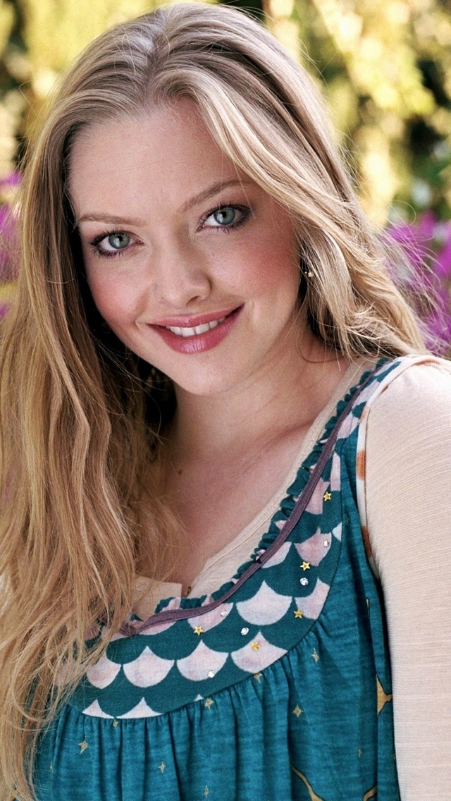 Gorgeous Amanda Seyfried for 640 x 1136 iPhone 5 resolution