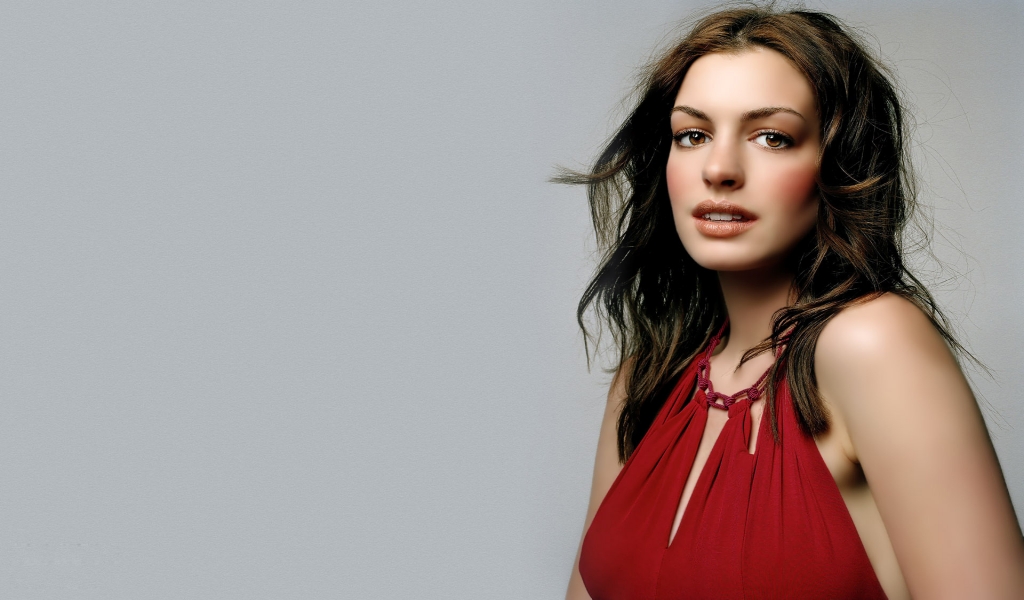 Gorgeous Anne Hathaway for 1024 x 600 widescreen resolution