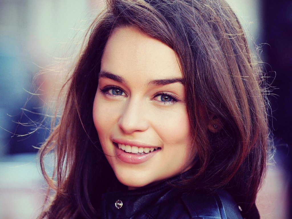Gorgeous Emilia Clarke for 1024 x 768 resolution
