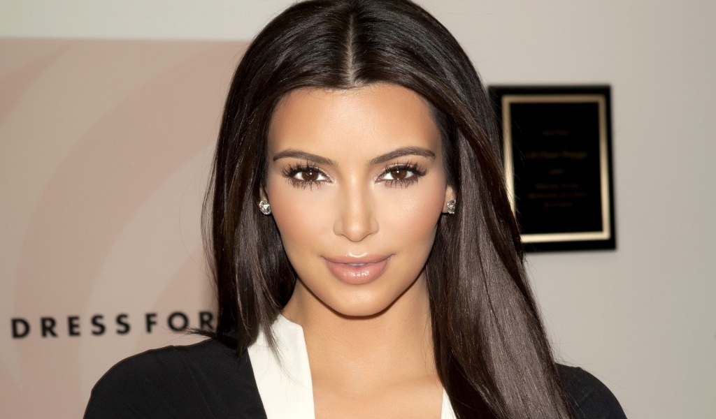 Gorgeous Kim Kardashian for 1024 x 600 widescreen resolution