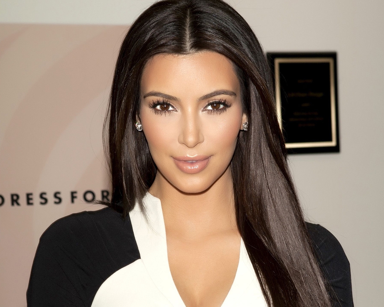 Gorgeous Kim Kardashian for 1280 x 1024 resolution