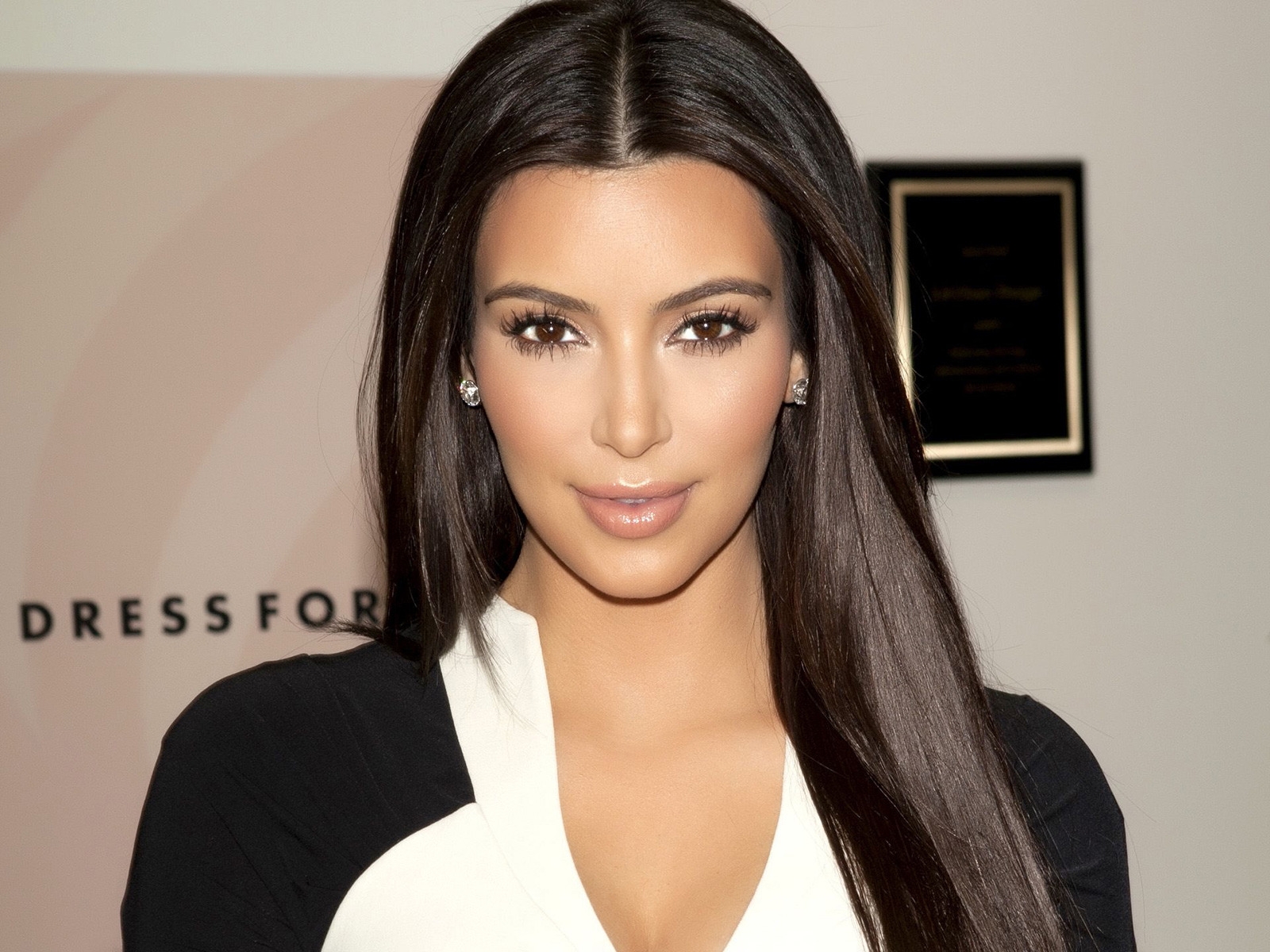 Gorgeous Kim Kardashian for 1600 x 1200 resolution