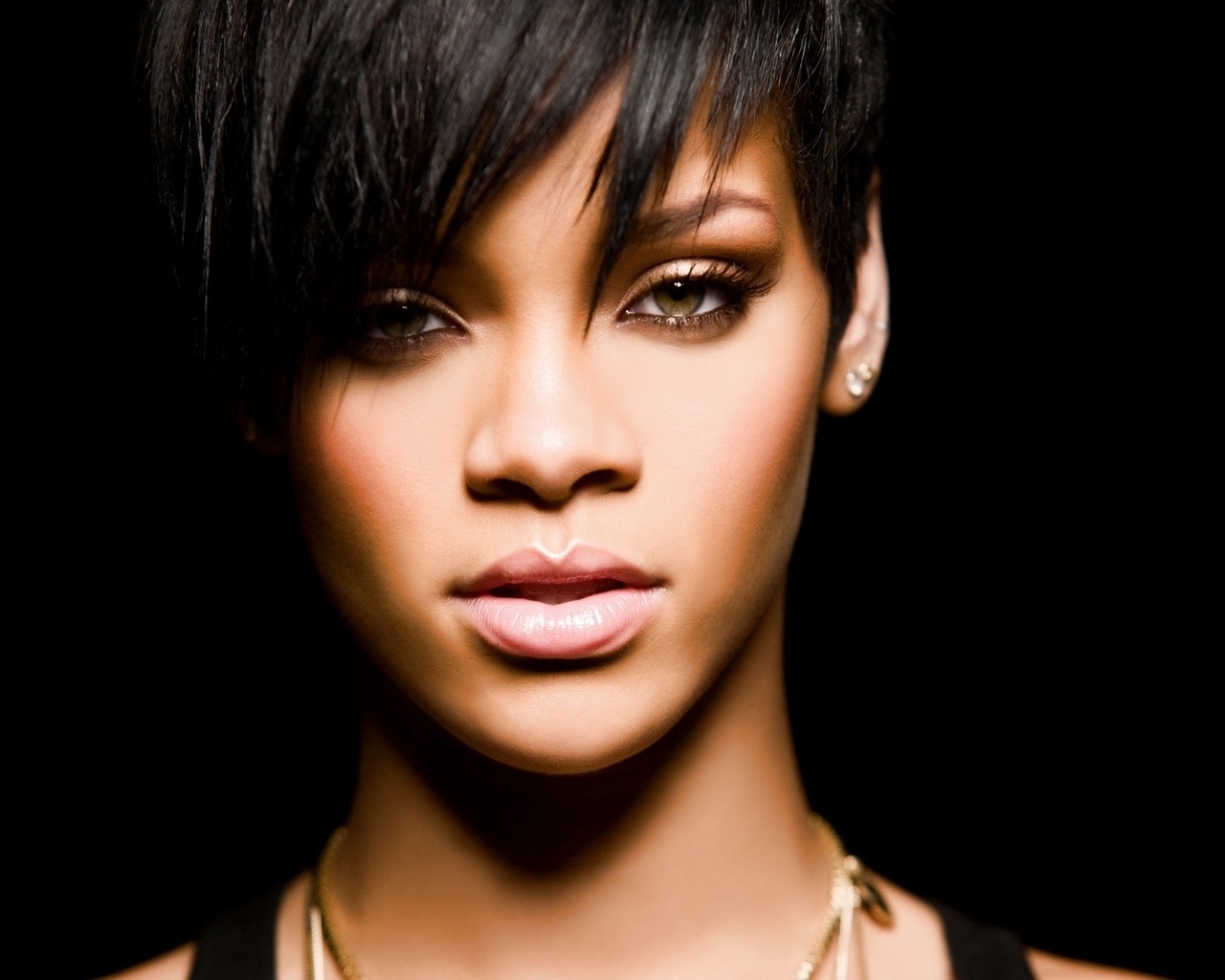 Gorgeous Rihanna for 1280 x 1024 resolution