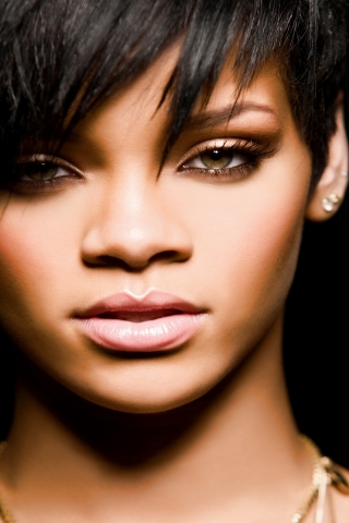 Gorgeous Rihanna for 320 x 480 iPhone resolution