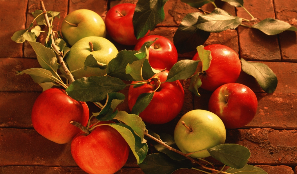 Green and Red Apples for 1024 x 600 widescreen resolution