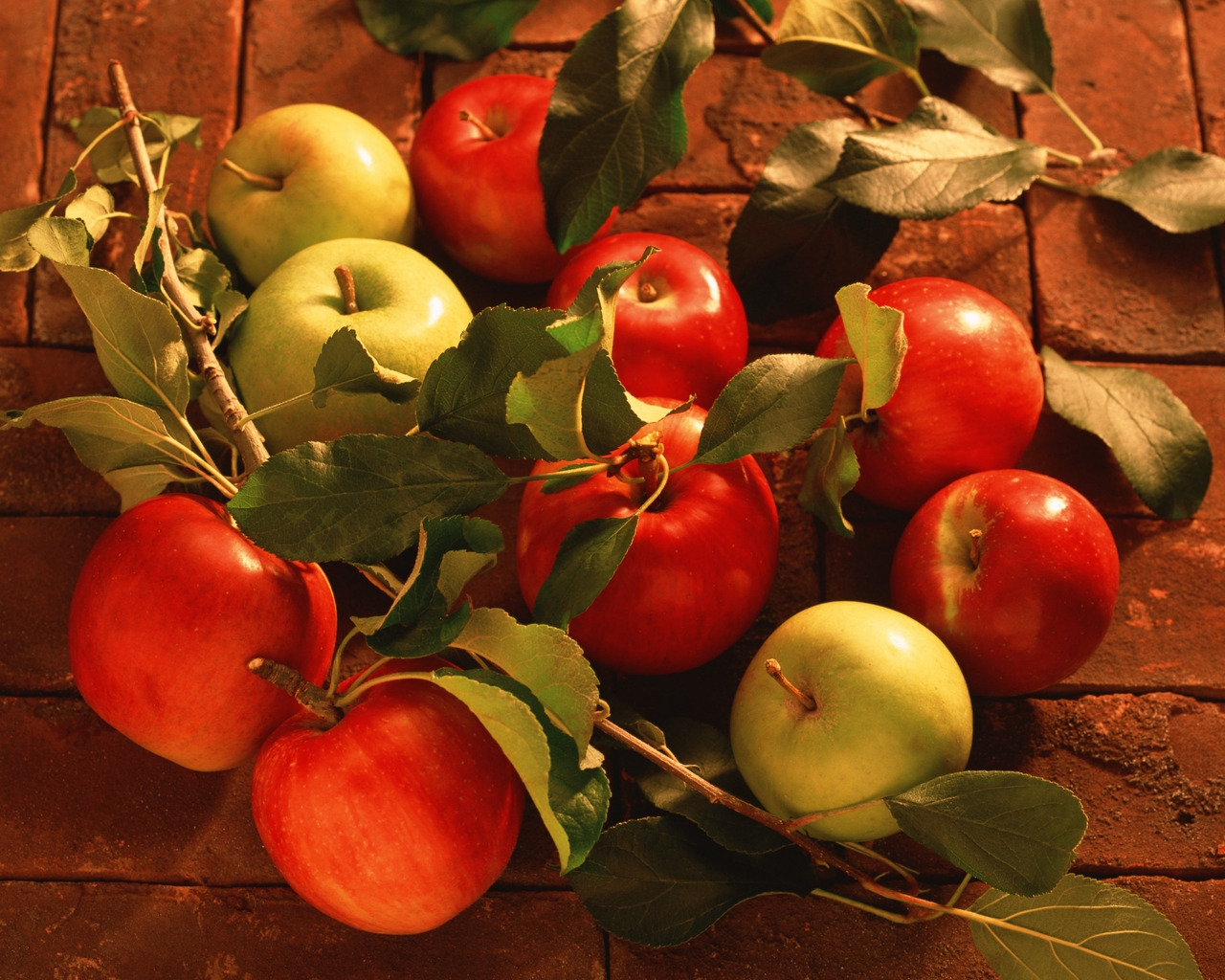 Green and Red Apples for 1280 x 1024 resolution