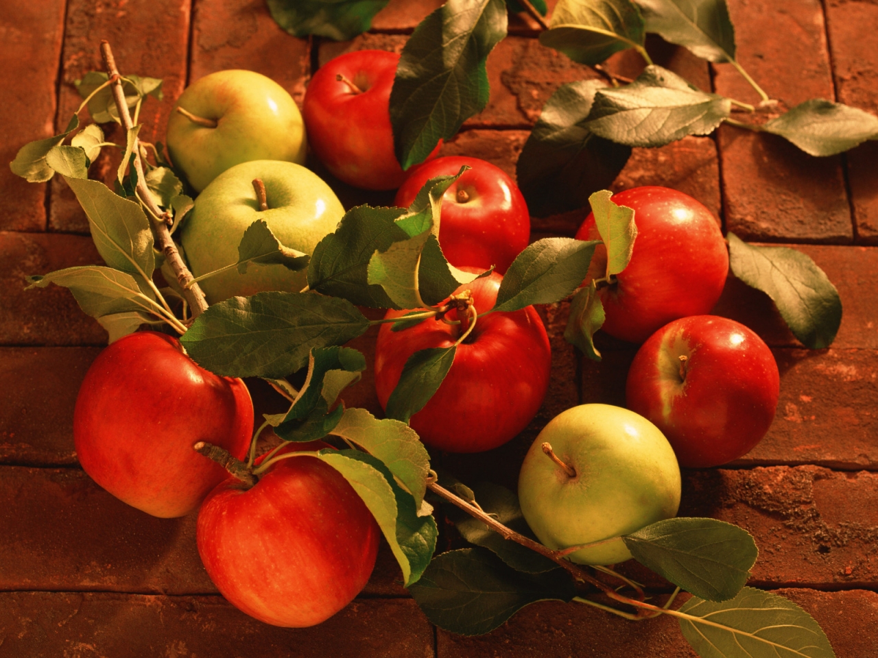 Green and Red Apples for 1280 x 960 resolution