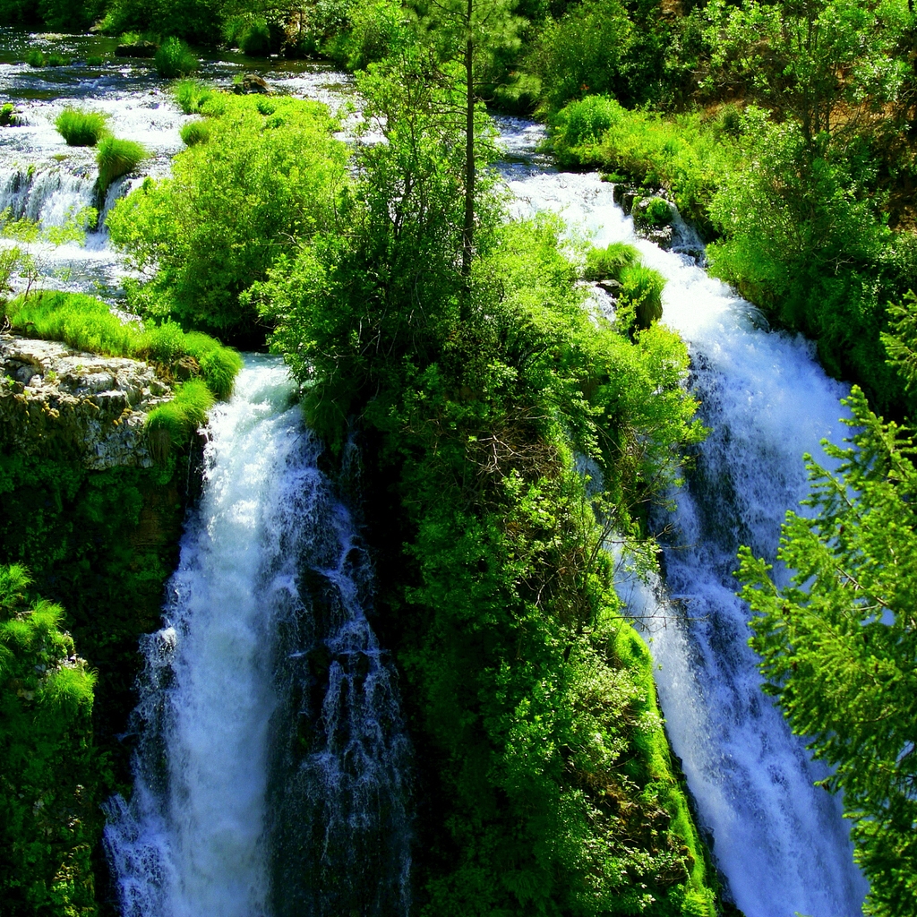 Green Mountain Waterfall for 1024 x 1024 iPad resolution