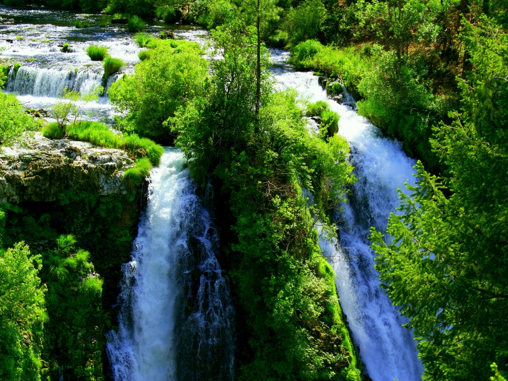 Green Mountain Waterfall for 1024 x 768 resolution