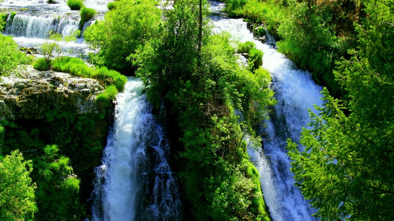 Green Mountain Waterfall for 1366 x 768 HDTV resolution
