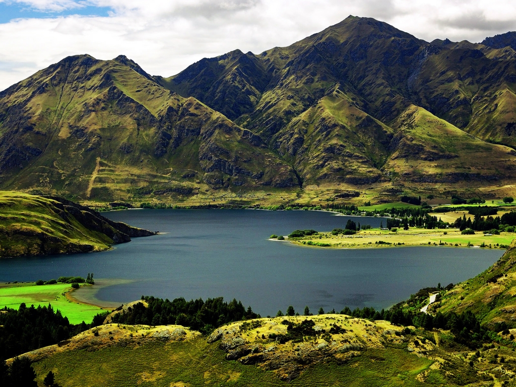 Green Mountains and Lake for 1024 x 768 resolution