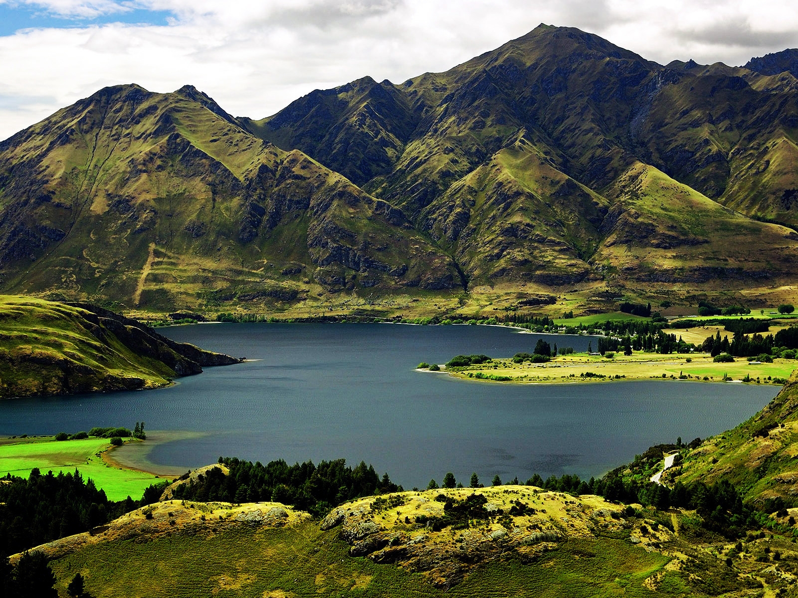 Green Mountains and Lake for 1600 x 1200 resolution