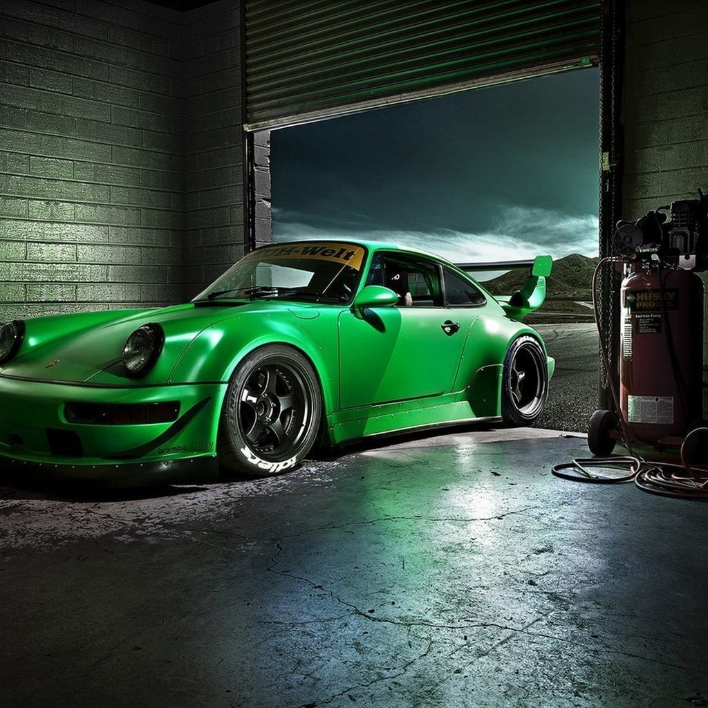 Green Porsche Carrera for 1024 x 1024 iPad resolution