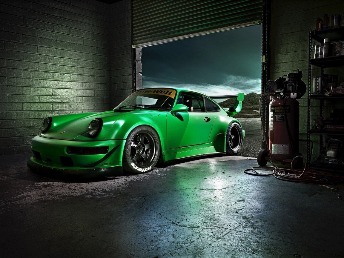 Green Porsche Carrera for 1152 x 864 resolution