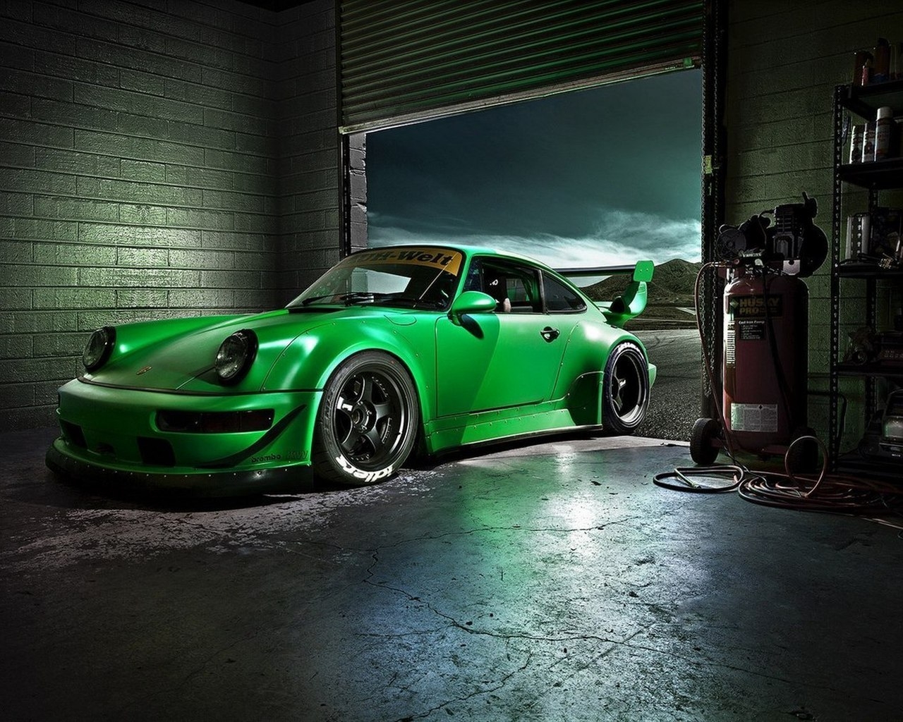 Green Porsche Carrera for 1280 x 1024 resolution