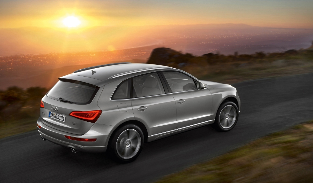Grey Audi Q5 for 1024 x 600 widescreen resolution