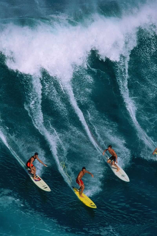 Guys Surfing for 640 x 960 iPhone 4 resolution