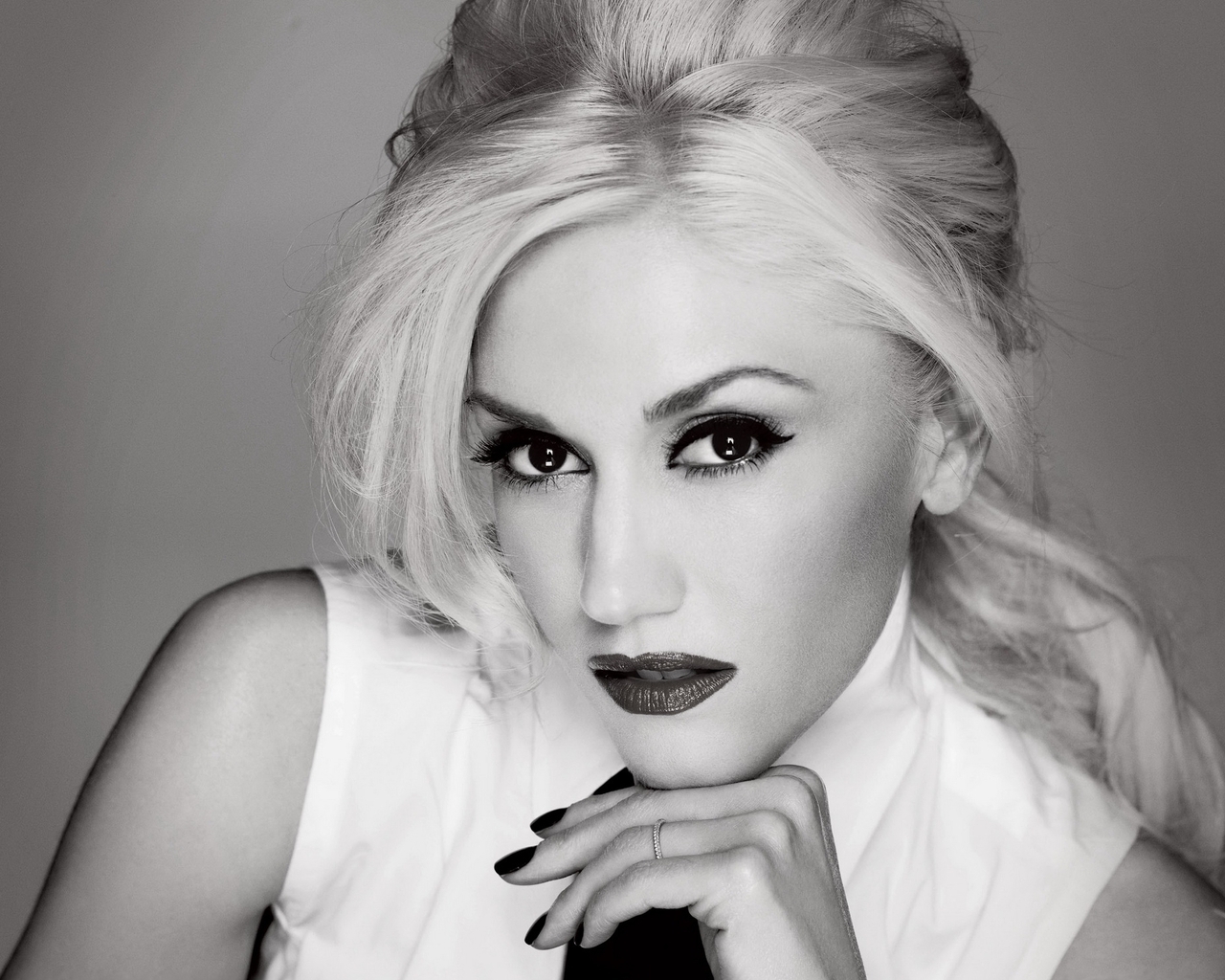 Gwen Stefani Black and White for 1280 x 1024 resolution