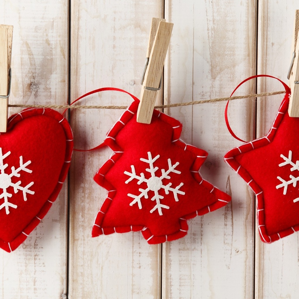 Handmade Red Christmas Ornaments for 1024 x 1024 iPad resolution