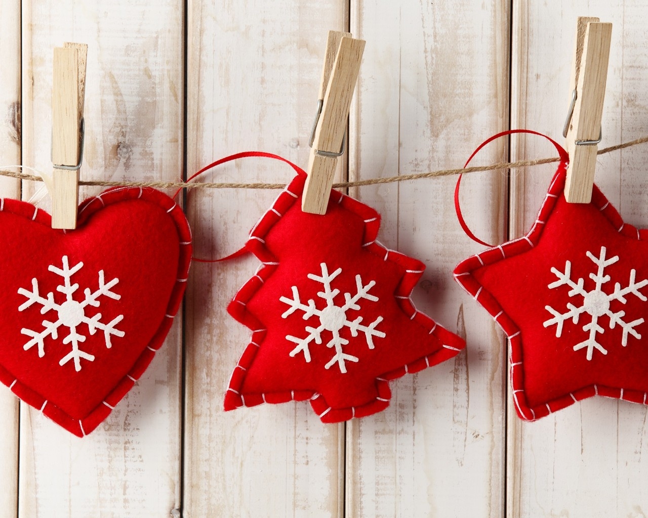 Handmade Red Christmas Ornaments for 1280 x 1024 resolution