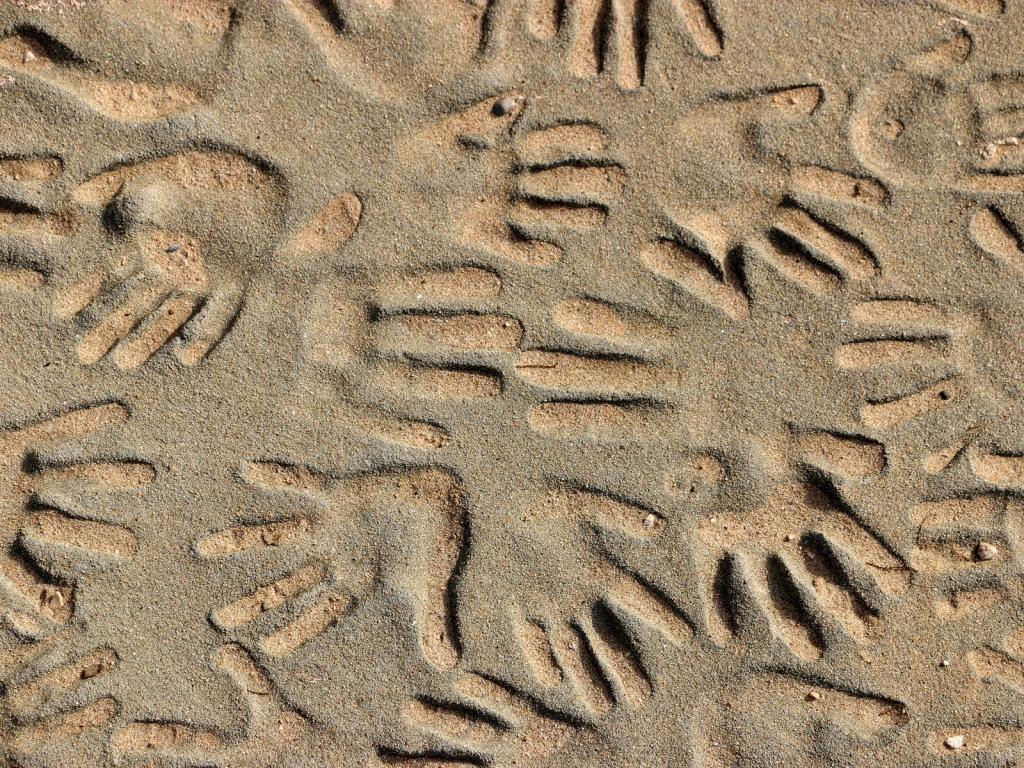 Handprints in the Sand for 1024 x 768 resolution