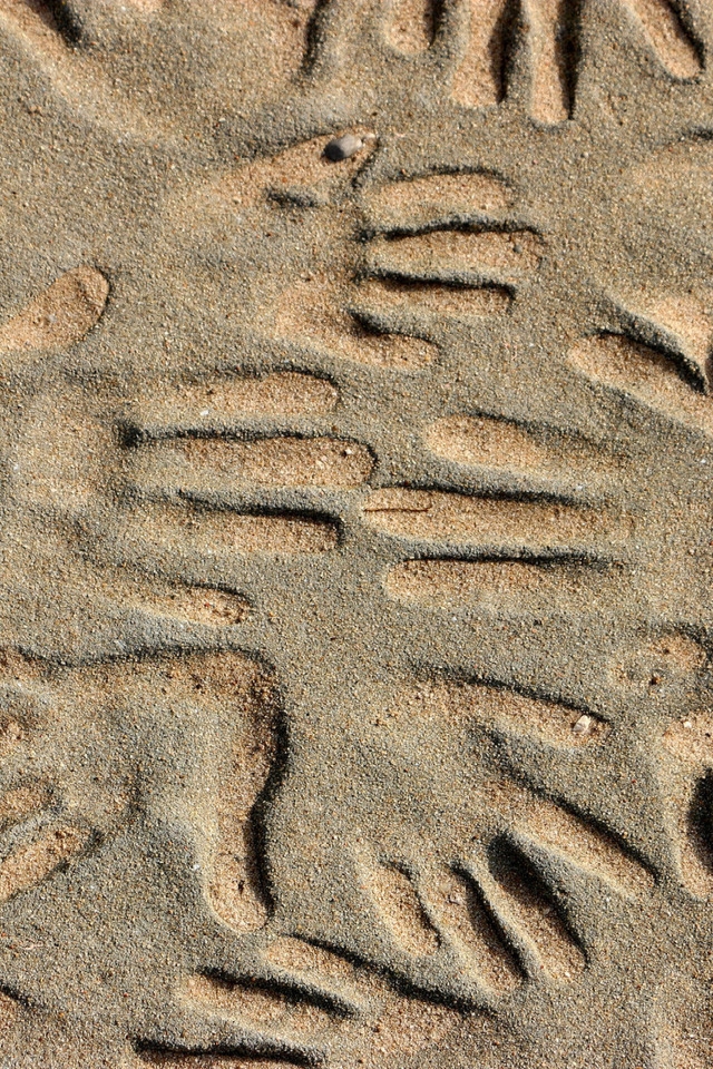 Handprints in the Sand for 640 x 960 iPhone 4 resolution