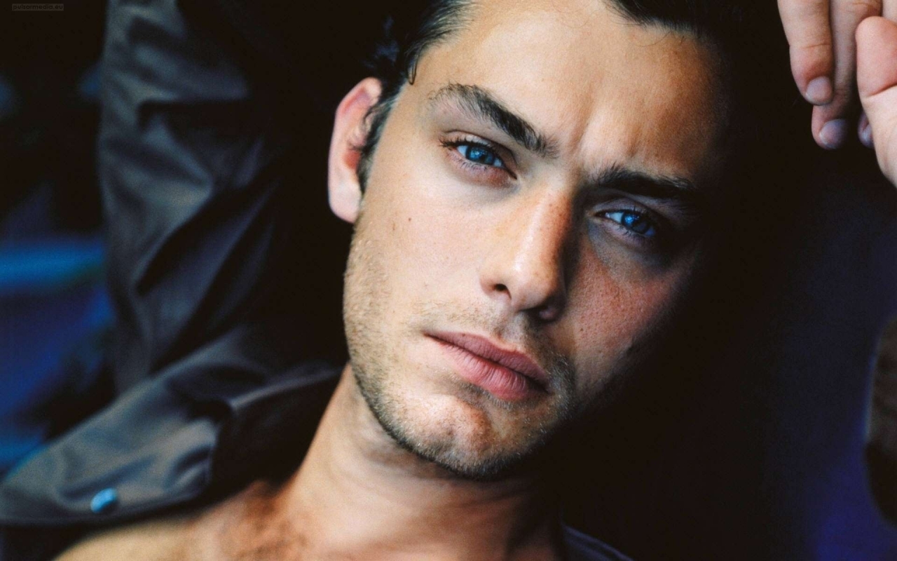 Handsome Jude Law for 1280 x 800 widescreen resolution