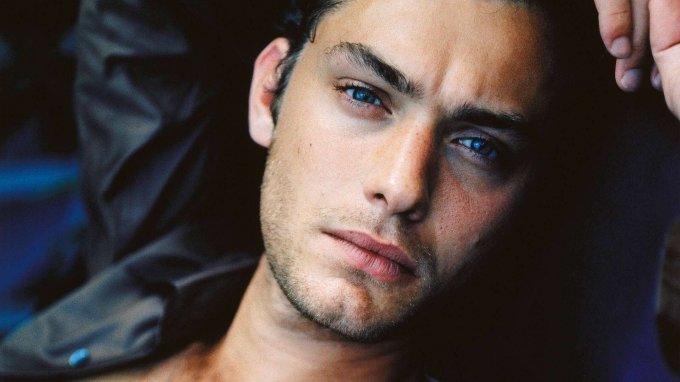 Handsome Jude Law for 1366 x 768 HDTV resolution
