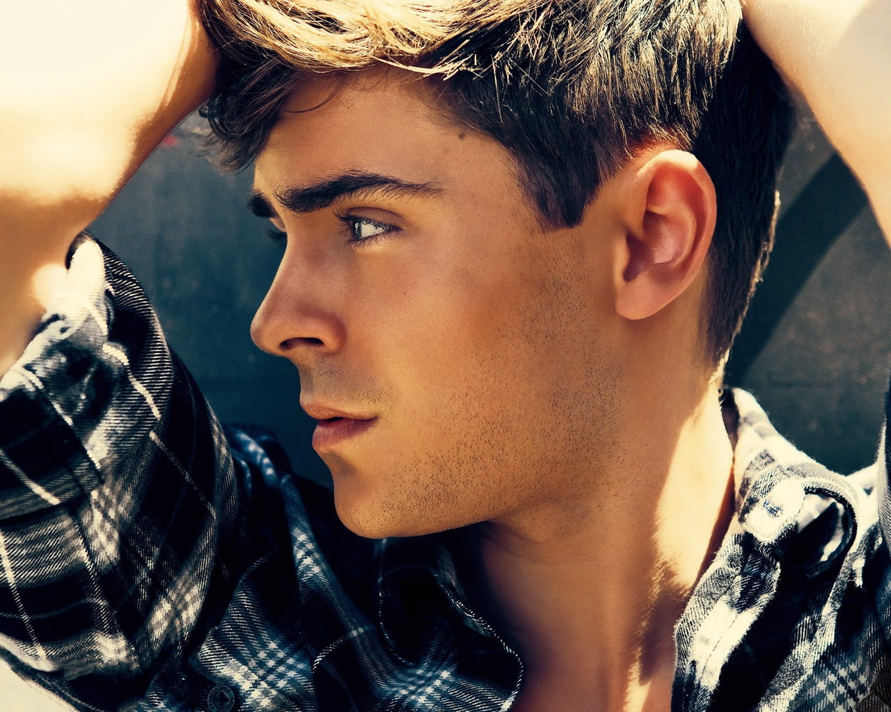 Handsome Zac Efron for 1280 x 1024 resolution