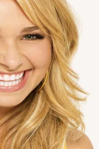 Hayden Panettiere Beautiful Smile for 320 x 480 iPhone resolution
