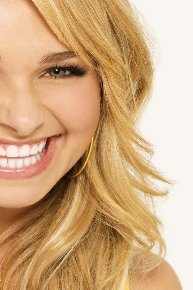 Hayden Panettiere Beautiful Smile for 640 x 960 iPhone 4 resolution
