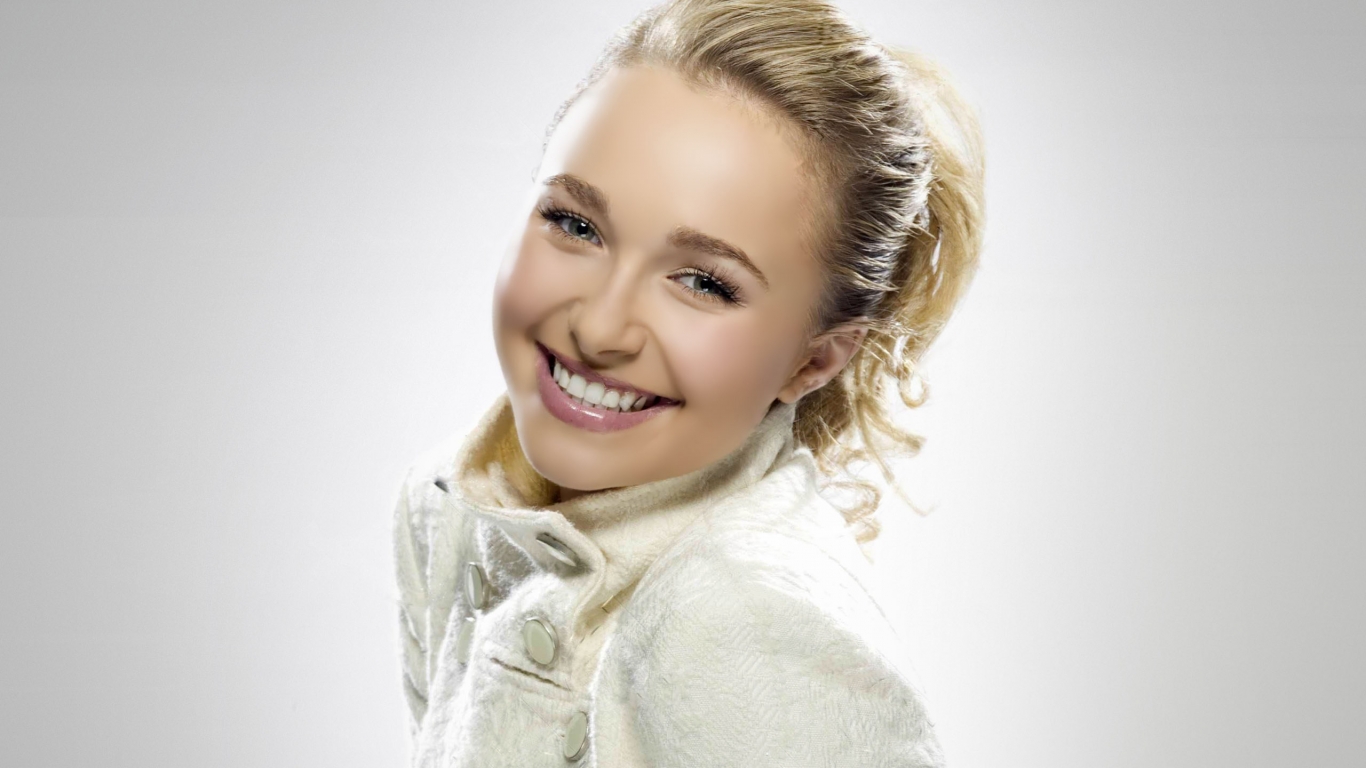 Hayden Panettiere Cute Smile for 1366 x 768 HDTV resolution