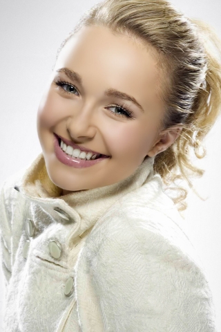 Hayden Panettiere Cute Smile for 320 x 480 iPhone resolution