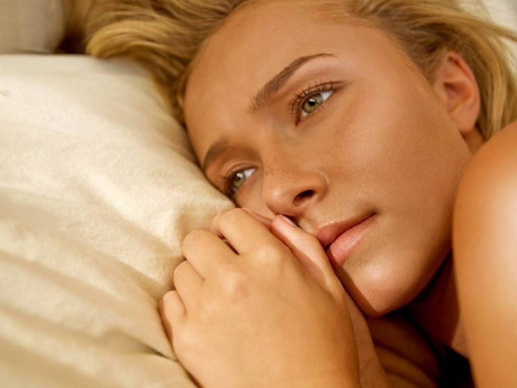 Hayden Panettiere in Bed for 1024 x 768 resolution
