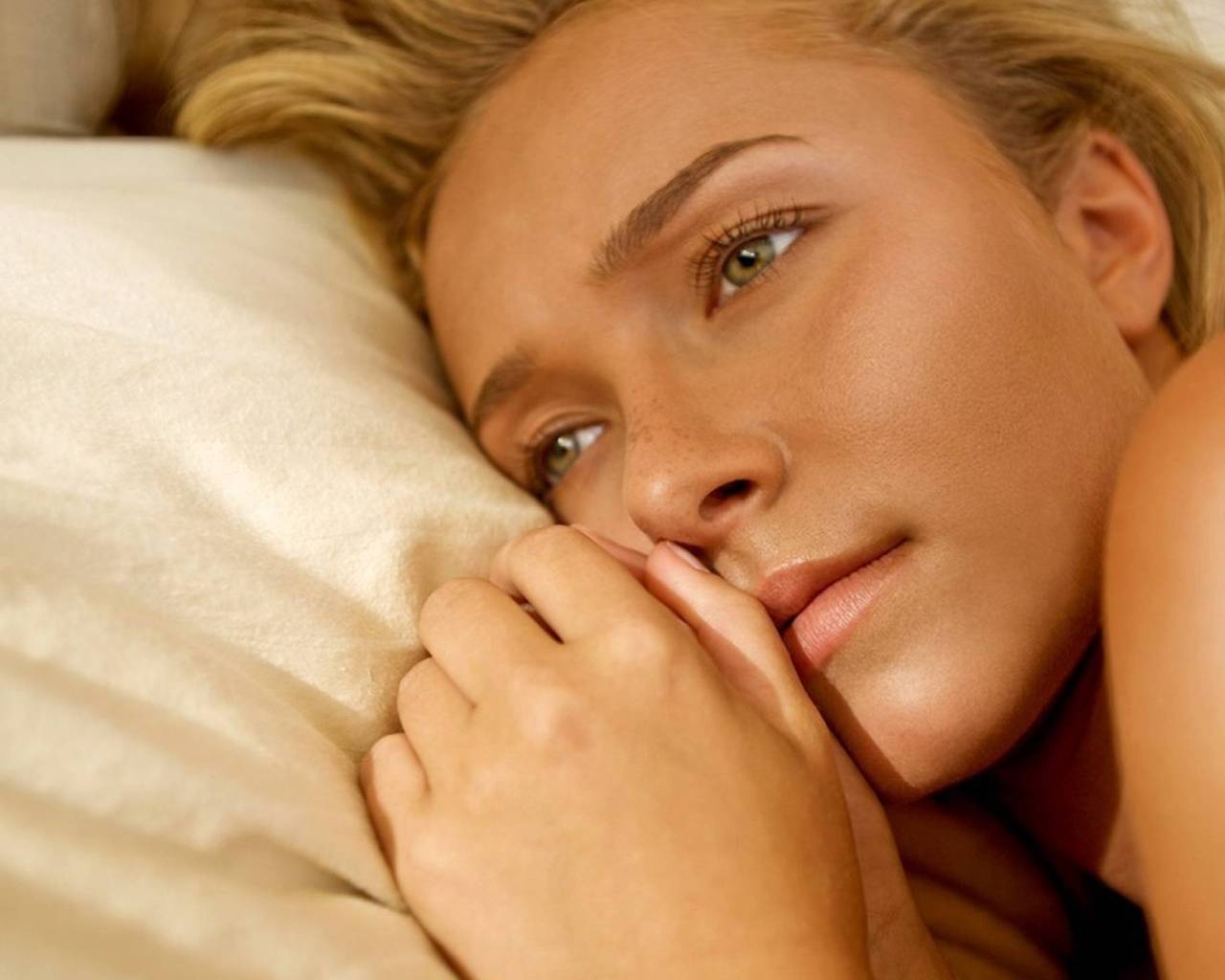 Hayden Panettiere in Bed for 1280 x 1024 resolution