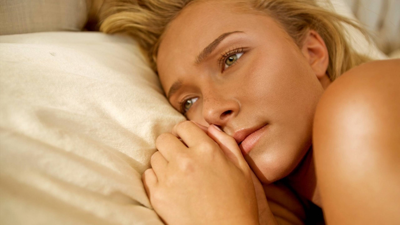 Hayden Panettiere in Bed for 1366 x 768 HDTV resolution