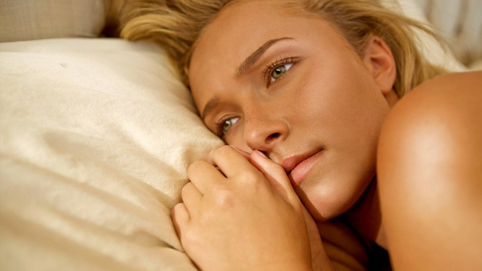 Hayden Panettiere in Bed for 1680 x 945 HDTV resolution