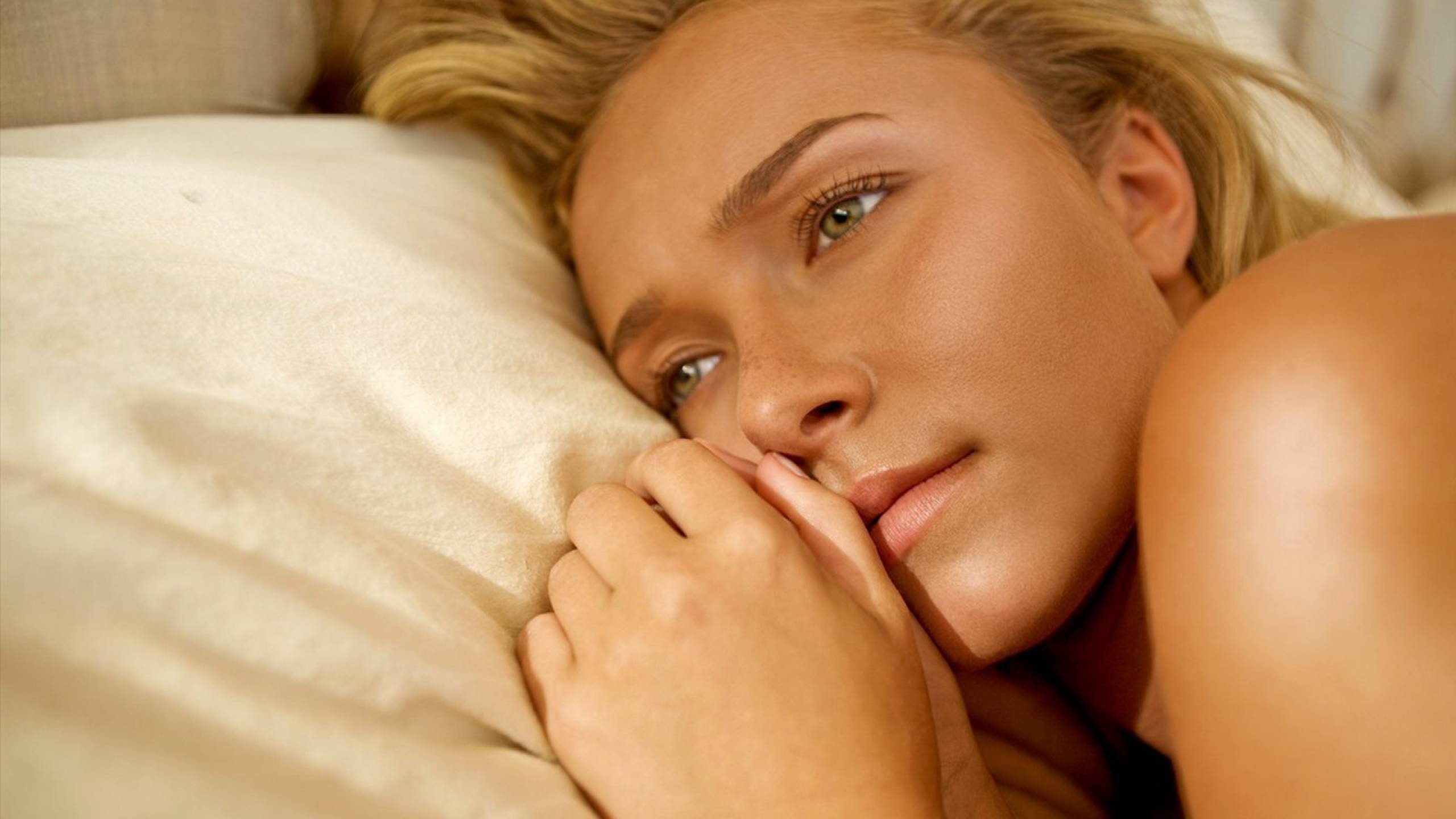 Hayden Panettiere in Bed for 2560x1440 HDTV resolution