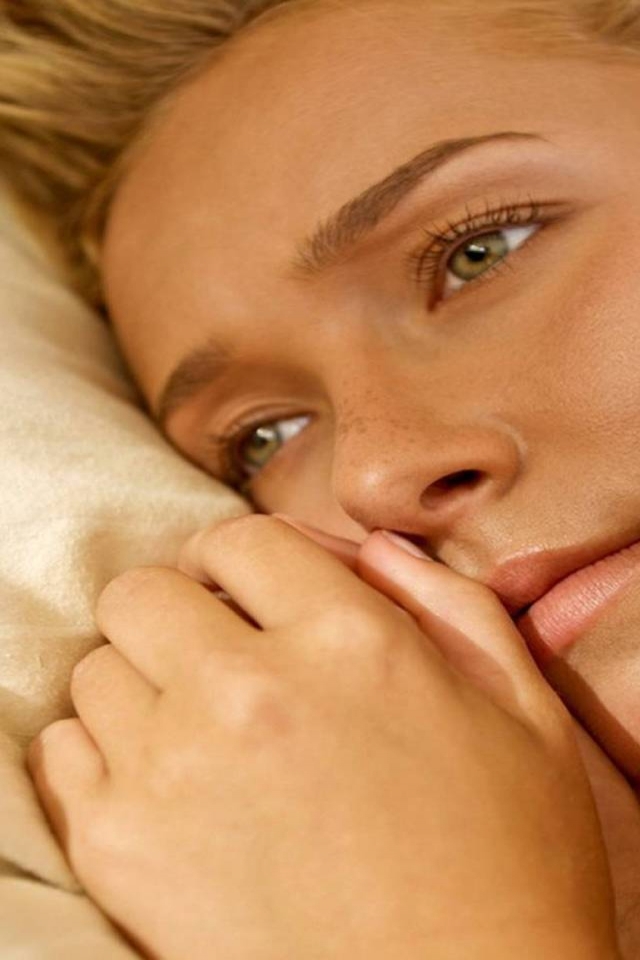 Hayden Panettiere in Bed for 640 x 960 iPhone 4 resolution